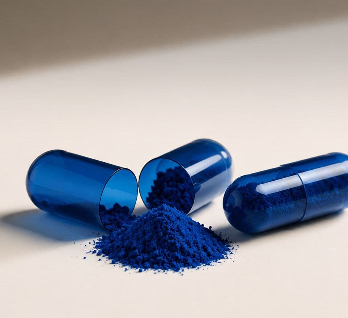 Methylene blue capsules with loose blue powder